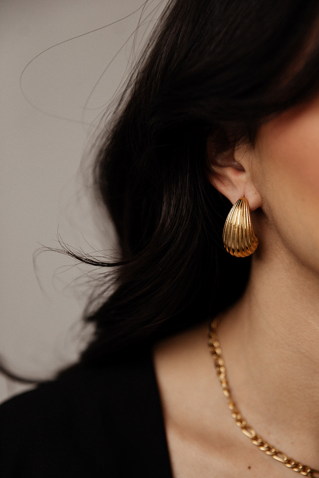 Bellini - Gold Ribbed Teardrop Vintage Earrings