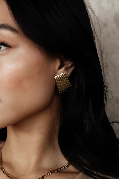 Chloé - Gold Ribbed Rectangle Stud Earrings