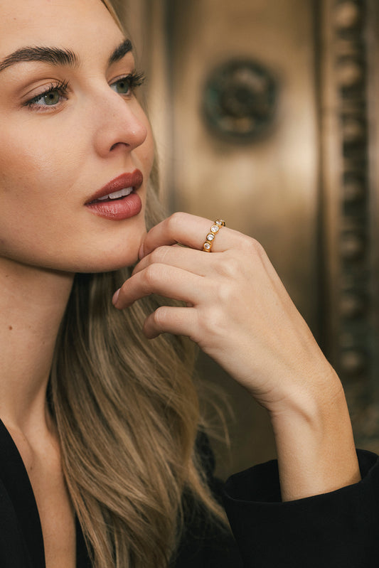 Célie - Gold Circle Bezel Diamond Ring